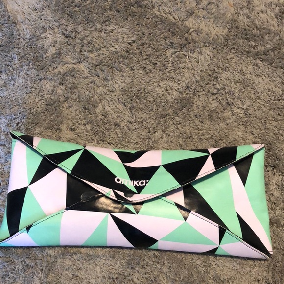 Amika styling/curling wand with travel case - Picture 6 of 6